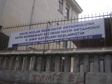 ”Tytöt tulkaa Fatihin Edirnekapın tyttöjen Imam Hatip -keskikouluun, 5. luokan rekisteröinti aloitettu” Mainos on asetettu alakoulun sisäänkäynnin eteen Istanbulissa.